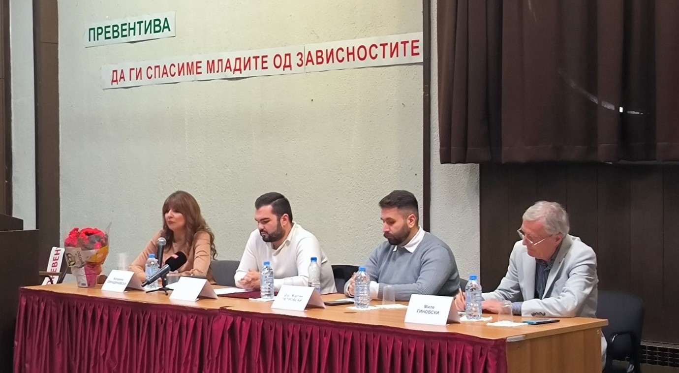 УПОТРЕБАТА НА ЕЛЕКТРОНСКИ ЦИГАРИ КАЈ МЛАДИТЕ ПОРАСНАЛА ЗА 10 ОТСТО ЗА 4 ГОДИНИ, ДОКТОРИТЕ БАРААТ ИТНО ДА СЕ СМЕНИ ЗАКОНОТ ЗА ПУШЕЊЕ