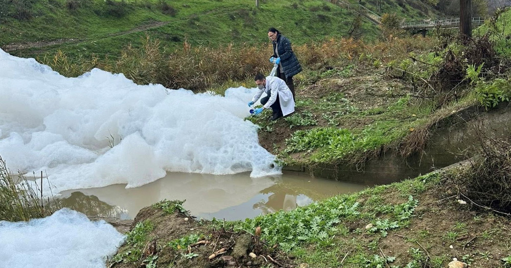 СЕ ИСПИТУВА ДАЛИ ДЕТЕРГЕНТИ, ИНДУСТРИСКИ ХЕМИКАЛИИ ИЛИ НЕОПАСЕН ОТПАД СЕ ПРИЧИНАТА ЗА ПЕНАТА ШТО СЕ ПОЈАВИ ВО КАНАЛ КАЈ ТАОР, ЗЕЛЕНИКОВО