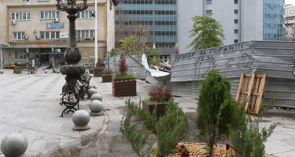 ТРГНАТИ БАРОКНИТЕ КАНДЕЛАБРИ КОИ 8 ГОДИНИ СТОЕЈА РАСФРЛАНИ НА ПЛОШТАДОТ ВМРО ВО СКОПЈЕ