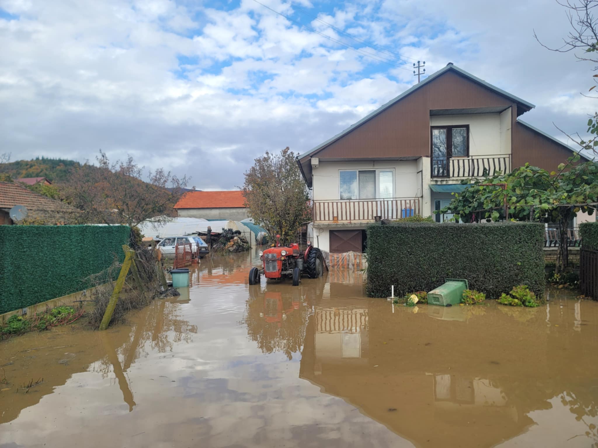 ОБИЛНИТЕ ВРНЕЖИ ВО ОХРИДСКО ПРЕДИЗВИКАА ПОПЛАВИ, УНИШТЕНА ПОКУЌНИНА И НИВИ ПОД ВОДА ВО СЕЛО ОРМАН