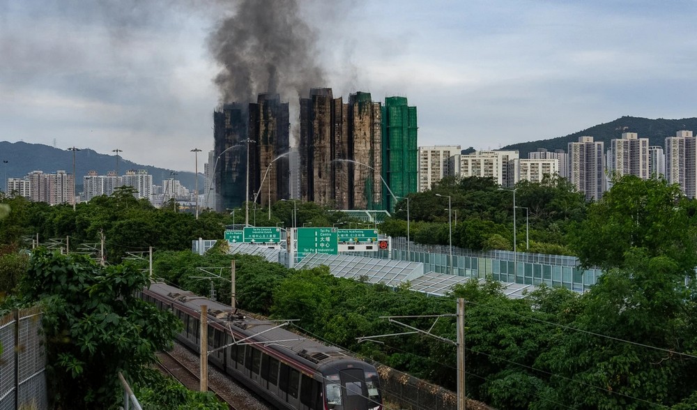 ПОЖАРОТ ВО ХОНГКОНГ ГОРИ ПОВЕЌЕ ОД 24 ЧАСА, БРОЈОТ НА ЗАГИНАТИ ПОРАСНА НА 55