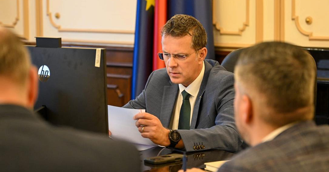 РОМАНСКИОТ МИНИСТЕР ЗА ОДБРАНА СИ ПОДНЕСЕ ОСТАВКА ОТКАКО МЕДИУМИТЕ ОТКРИЈА ДЕКА ЛАЖЕЛ ВО БИОГРАФИЈАТА ЗА ФАКУЛТЕТСКА ДИПЛОМА