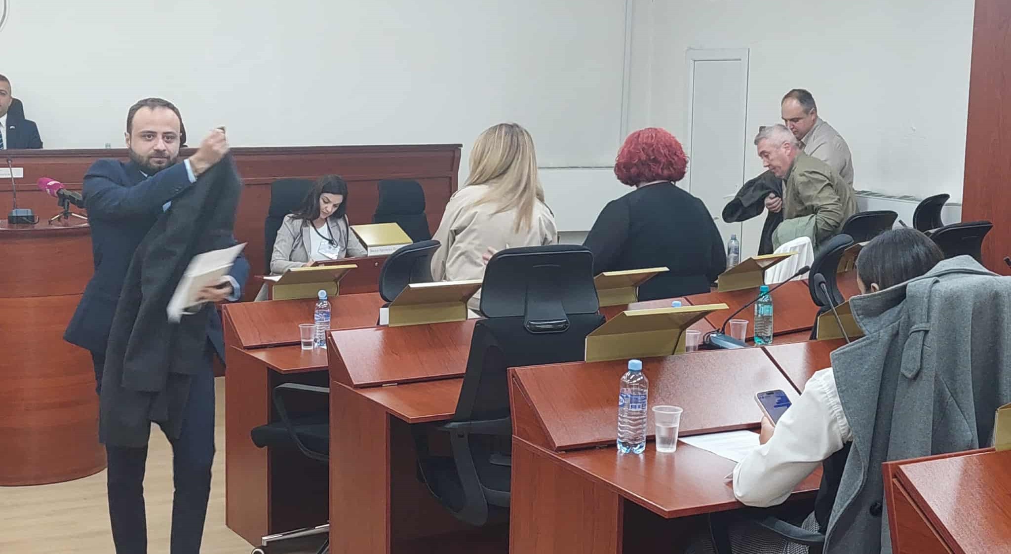 НА ВОНРЕДНА СЕДНИЦА НОВИОТ СОВЕТ НА ОПШТИНА БИТОЛА ИЗГЛАСА ОДЛУКИ ЗА КОИ НЕМАШЕ МНОЗИНСТВО ВО ПРЕТХОДНИОТ СОСТАВ, ОПОЗИЦИЈАТА ЈА НАПУШТИ САЛАТА НА ВОНРЕДНА СЕДНИЦА НОВИОТ СОВЕТ НА ОПШТИНА БИТОЛА ИЗГЛАСА ОДЛУКИ ЗА КОИ НЕМАШЕ МНОЗИНСТВО ВО ПРЕТХОДНИОТ СОСТАВ, ОПОЗИЦИЈАТА ЈА НАПУШТИ САЛАТА