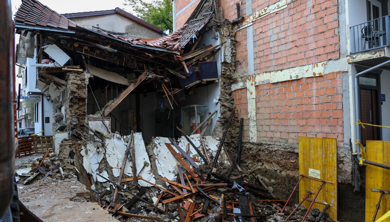 ВО РОК ОД 30 ДЕНА ОХРИДСКИОТ ЗАВОД И МУЗЕЈ ТРЕБА ДА ПРЕЗЕМЕ МЕРКИ ЗА САНАЦИЈА И ЗАШТИТА НА ОШТЕТЕНАТА КУЌА НА ВЛАДО МАЛЕСКИ ВО СТРУГА