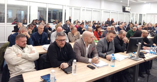 МАЈКА НА 17-ГОДИШНА ЖРТВА ВО ПОЖАРОТ ВО „ПУЛС“ ГИ ПОКАЖА МОДРИТЕ ВЕНИ ОД ИНФУЗИИ ОТКАКО ОБВИНЕТИОТ ГАЗДА НА ОБЈЕКТОТ ПОБАРА ПРЕКИН НА СУДЕЊЕТО ОТИ НЕ МУ БИЛО АРНО