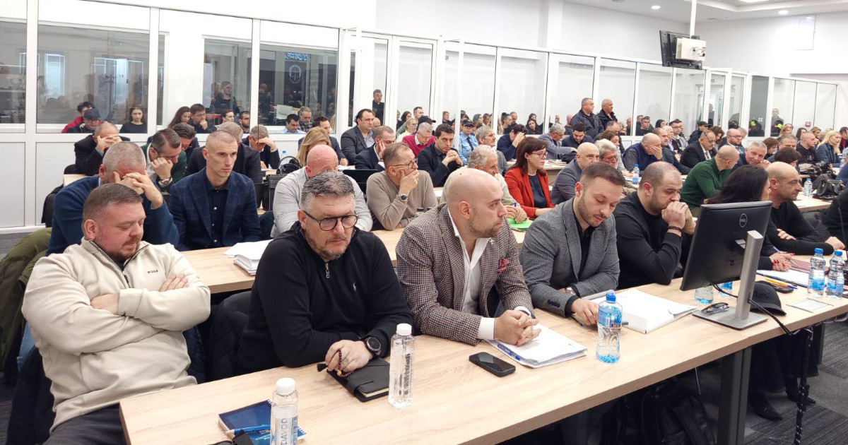 МАЈКА НА 17-ГОДИШНА ЖРТВА ВО ПОЖАРОТ ВО „ПУЛС“ ГИ ПОКАЖА МОДРИТЕ ВЕНИ ОД ИНФУЗИИ ОТКАКО ОБВИНЕТИОТ ГАЗДА НА ОБЈЕКТОТ ПОБАРА ПРЕКИН НА СУДЕЊЕТО ОТИ НЕ МУ БИЛО АРНО