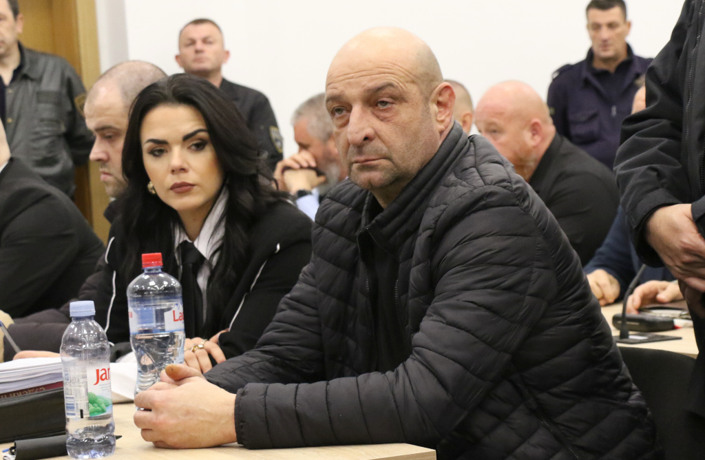 СО ВОВЕДНИ ЗБОРОВИ НА 10-ТЕ ОБВИНИТЕЛИ ПОЧНА СУДЕЊЕТО ЗА ПОЖАРОТ ВО КОЧАНСКОТО ДИВО ДИСКО „ПУЛС“ СО 63 МЛАДИ ЖРТВИ, РОДИТЕЛИТЕ ВО ЦРНИНА И ТАГА СЕ ВО СУДНИЦАТА