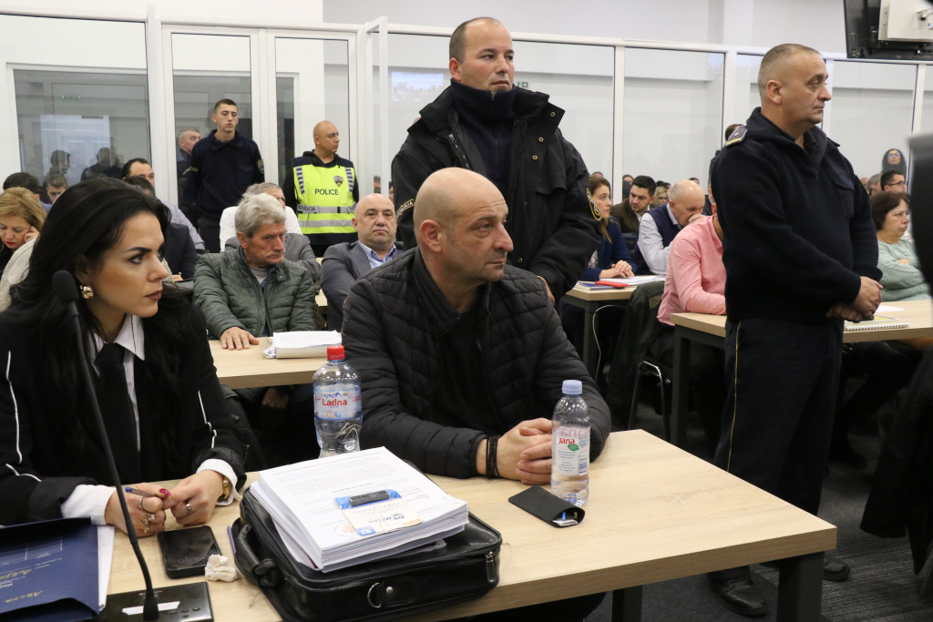 ГАЗДАТА ДЕЈАН ЈОВАНОВ-ДЕКО БИЛ СТАВЕН ВО ЗАБЛУДА ОД НАДЛЕЖНИТЕ И ТОЈ ТРЕБА ДА ОДГОВАРА САМО ЗА НЕБРЕЖНОСТ, РЕЧЕ НЕГОВАТА АДВОКАТКА И ЈА ПРЕФРЛИ ВИНАТА ЗА ТРАГЕДИЈАТА ВО „ПУЛС“ ВРЗ „ДНК“ И ОСТАНАТИТЕ ОБВИНЕТИ