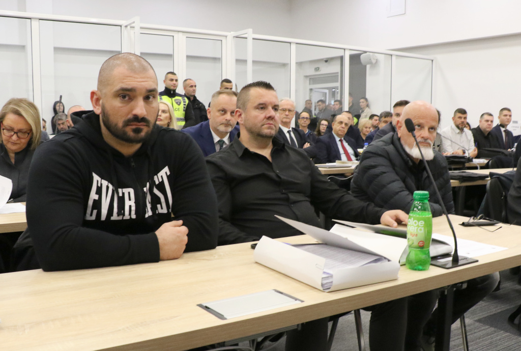 АКО ДИСКОТЕКАТА „ПУЛС” НЕ БЕШЕ ОБЛОЖЕНА СО ОТРОВ КОЈ УБИВА ПОБРЗО ОД ПЛАМЕН, АКО ИМАШЕ ВЕНТИЛАЦИЈА И ИЗЛЕЗИ ЗА ЕВАКУАЦИЈА, НЕМАШЕ ДА НИ ЗАГИНАТ 63 ЛУЃЕ, РЕЧЕ КОЧАНСКИОТ ОБВИНИТЕЛ КОЈ ГИ РАСПЛАКА РОДИТЕЛИТЕ