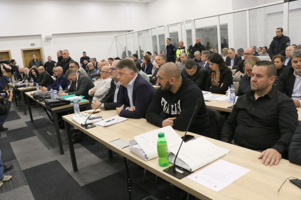 ЕДНО НАШЕ ПОЈАВУВАЊЕ Е 28.000 ДЕНАРИ ШТО ЌЕ ГИ ПЛАТАТ ЗА ЖАЛ ГРАЃАНИТЕ, АКО ОБВИНИТЕЛСТВОТО НЕ СИ ГО КОРИГИРА ОБВИНЕНИЕТО, АПЕЛИРАШЕ АДВОКАТОТ ШИЛЕГОВ НА СУДЕЊЕТО ЗА „ПУЛС”