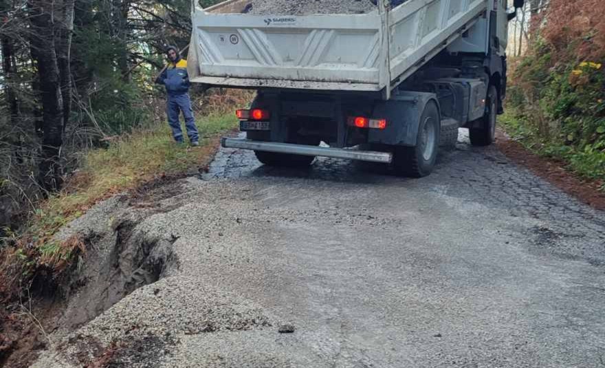 ВРНЕЖИТЕ ПРЕДИЗВИКАА СВЛЕЧИШТЕ ДО АСФАЛТНИОТ ПАТ НА ПЕЛИСТЕР, КОЈ НЕ Е ЦЕЛОСНО ПРЕАСФАЛТИРАН ОД СОЦИЈАЛИЗМОТ