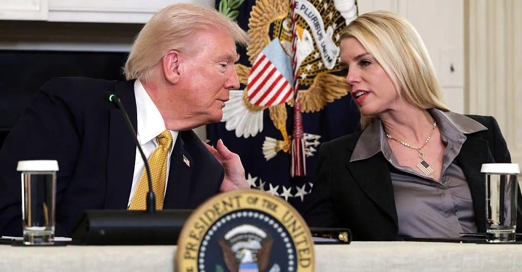 ПО БАРАЊЕ НА ТРАМП МИНИСТЕРСТВОТО ЗА ПРАВДА НА САД ИСТРАЖУВА ДАЛИ ЕПСТАЈН БИЛ ПОВРЗАН СО КЛИНТОН И БАНКИТЕ ПО БАРАЊЕ НА ТРАМП МИНИСТЕРСТВОТО ЗА ПРАВДА НА САД ИСТРАЖУВА ДАЛИ ЕПСТАЈН БИЛ ПОВРЗАН СО КЛИНТОН И БАНКИТЕ