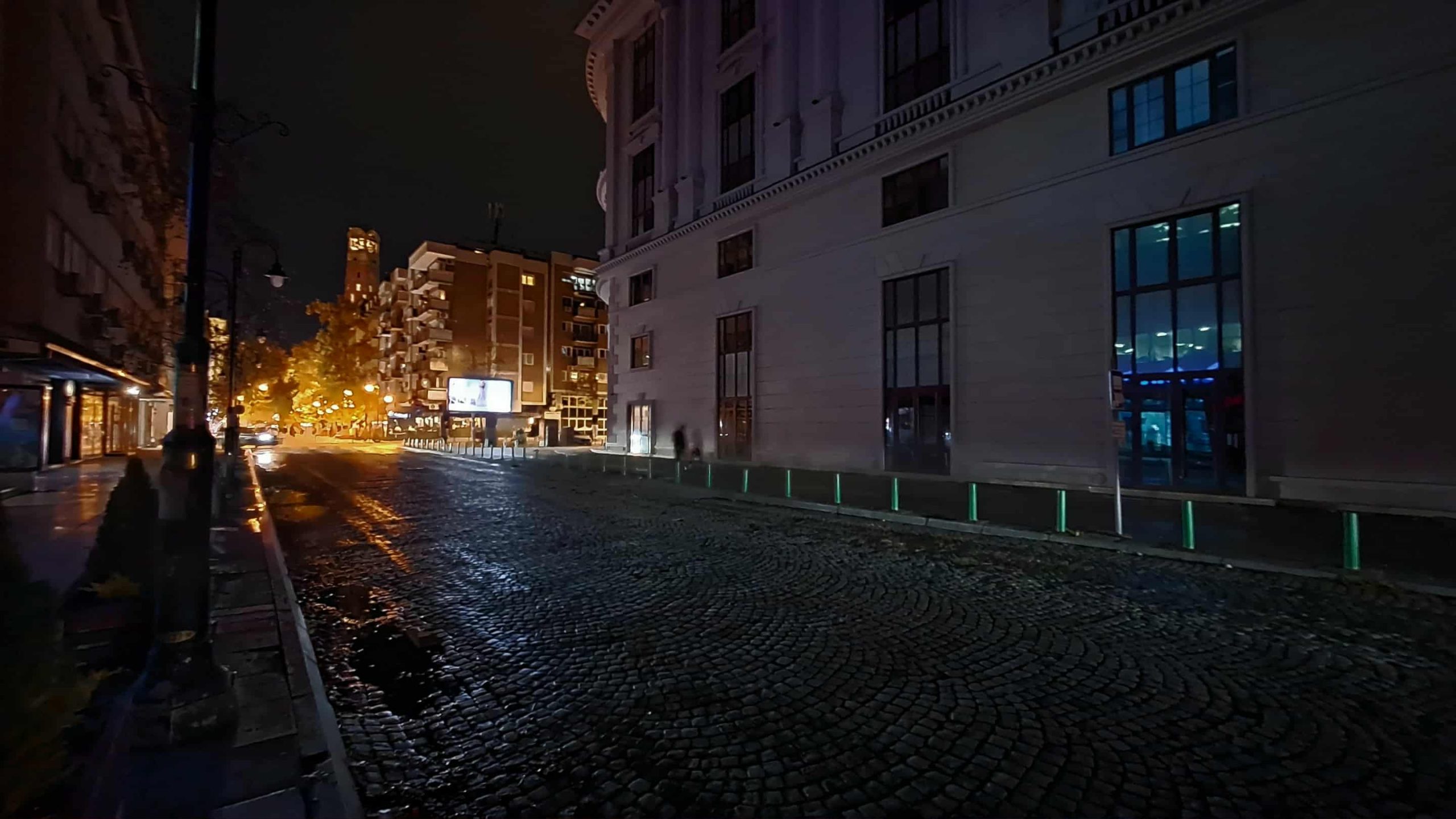 УЛИЦА МАКЕДОНИЈА Е ВО МРАК КАЈ ХОТЕЛОТ „БРИСТОЛ“, НА СКВЕР ЈАДРАН НЕМА СВЕТЛО ПОРАДИ ИЗГРАДБА НА ЗГРАДА УЛИЦА МАКЕДОНИЈА Е ВО МРАК КАЈ ХОТЕЛОТ „БРИСТОЛ“, НА СКВЕР ЈАДРАН НЕМА СВЕТЛО ПОРАДИ ИЗГРАДБА НА ЗГРАДА