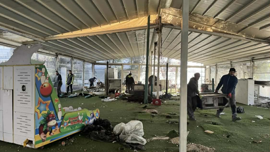 ОПШТИНА АЕРОДРОМ ЈА УРИВА ТЕРАСАТА НА КАФУЛЕТО „ДЕЖАВУ“ СО КОЈА БЕШЕ ЗАГРАДЕН ТРЕВНИКОТ КАЈ „КАПИТОЛ МОЛ“ ОПШТИНА АЕРОДРОМ ЈА УРИВА ТЕРАСАТА НА КАФУЛЕТО „ДЕЖАВУ“ СО КОЈА БЕШЕ ЗАГРАДЕН ТРЕВНИКОТ КАЈ „КАПИТОЛ МОЛ“