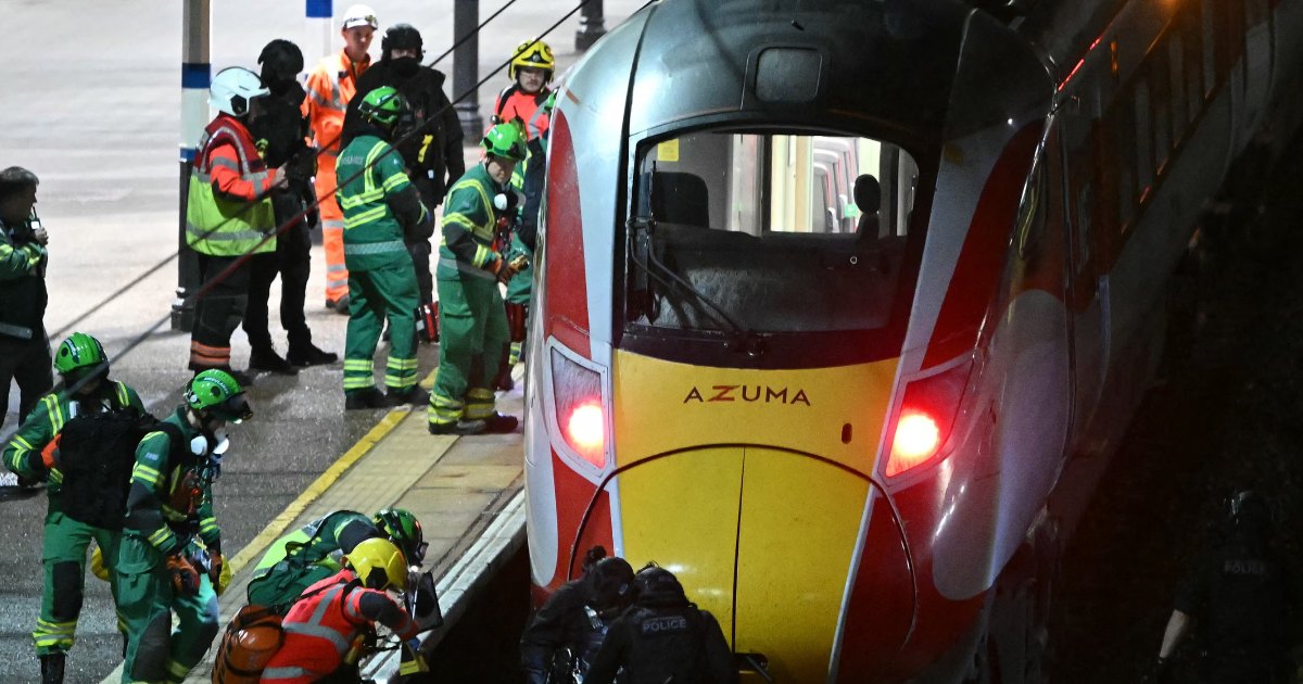 ДЕВЕТМИНА ТЕШКО ПОВРЕДЕНИ ПО МАСОВЕН НАПАД СО НОЖ ВО ВОЗ ВО АНГЛИЈА, УАПСЕНИ СЕ ДВАЈЦА МАЖИ