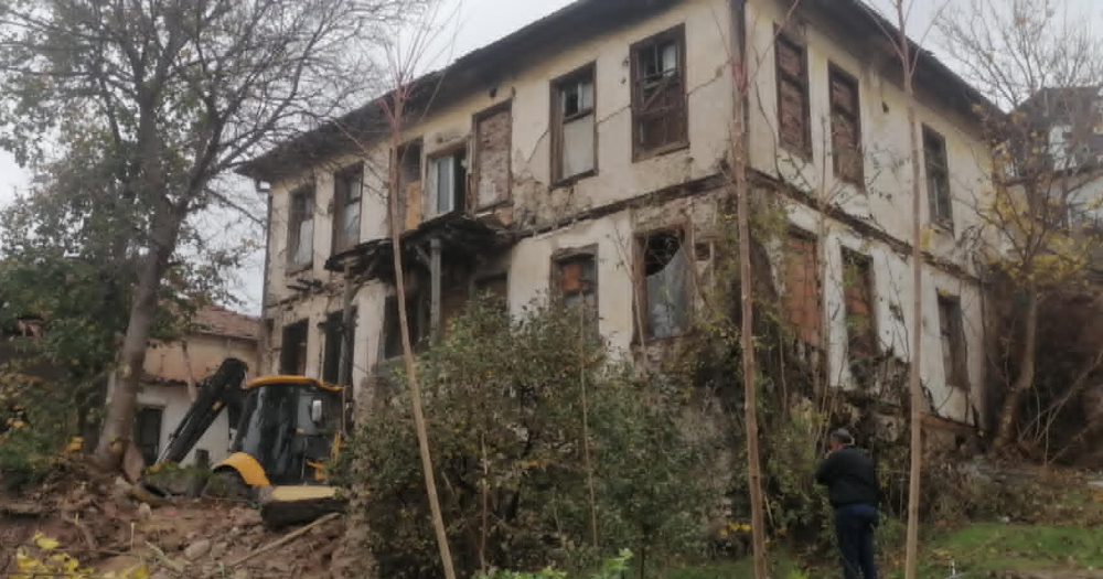 ВО ЦЕНТАРОТ НА ШТИП ПОЧНА ДА СЕ УРИВА ПРВОТО ЗАБАВИШТЕ ВО ГРАДОТ КОЕ ФУНКЦИОНИРАШЕ ДО ПРЕД 60 ГОДИНИ, НО ПОВЕЌЕ ОД ПОЛОВИНА ВЕК Е РУИНА ПРЕД ПАЃАЊЕ И БЕШЕ НАСЕЛЕНО СО БЕЗДОМНИЦИ