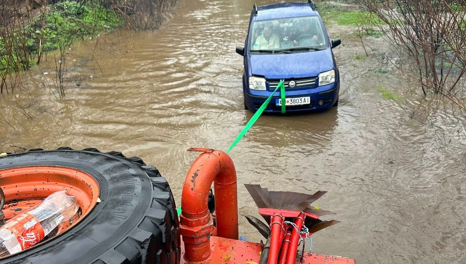 ПОЖАРНИКАРИТЕ ИЗВЛЕКОА ДВАЈЦА ЗАГЛАВЕНИ ВО КОЛА ВО ИЗЛЕАНАТА ВОДА НА РЕКАТА ПЧИЊА ВО БАЊАТА СТРНОВАЦ