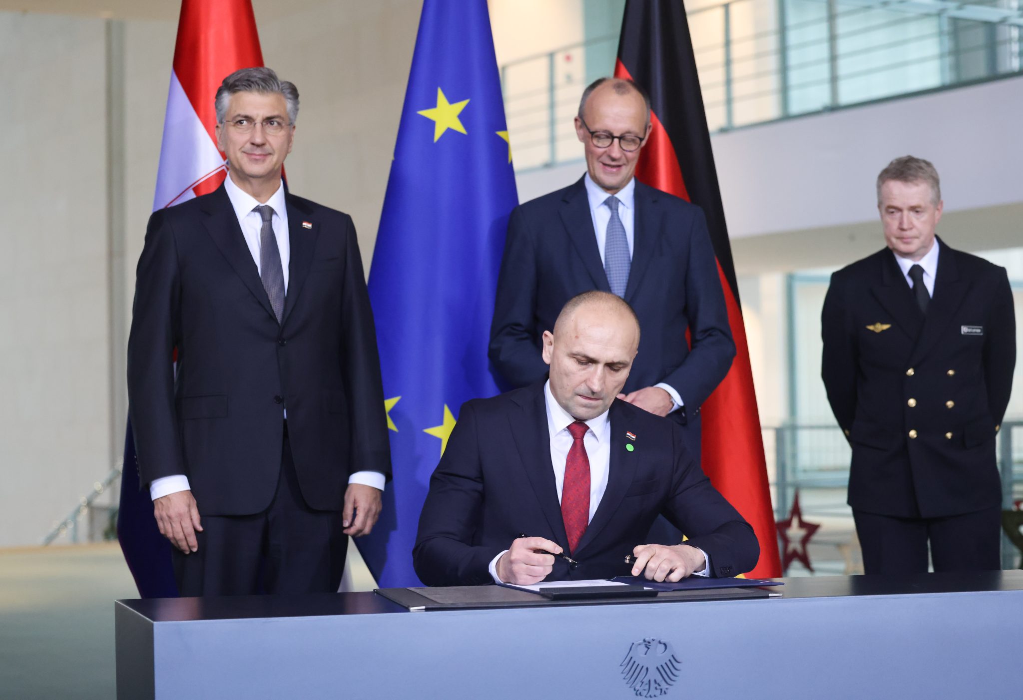 ХРВАТСКА КУПУВА 44 ТЕНКОВИ „ЛЕОПАРД“ ОД ГЕРМАНИЈА ЗА 1,48 МИЛИЈАРДИ ЕВРА ХРВАТСКА КУПУВА 44 ТЕНКОВИ „ЛЕОПАРД“ ОД ГЕРМАНИЈА ЗА 1,48 МИЛИЈАРДИ ЕВРА