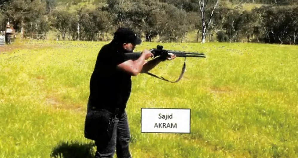ТАТКОТО И СИНОТ АКРАМ СО МЕСЕЦИ ГО ПЛАНИРАЛЕ НАПАДОТ ВО СИДНЕЈ, ФРЛИЛЕ И ЧЕТИРИ БОМБИ, НО НЕ ЕКСПЛОДИРАЛЕ