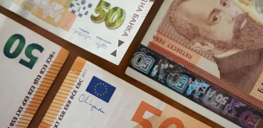 БУГАРИЈА СО ВОЗБУДА И СКЕПСА ГО ПРЕЧЕКУВА ВОВЕДУВАЊЕТО НА ЕВРОТО НА 1 ЈАНУАРИ КАКО 21. ЧЛЕНКА НА ЕВРОЗОНАТА