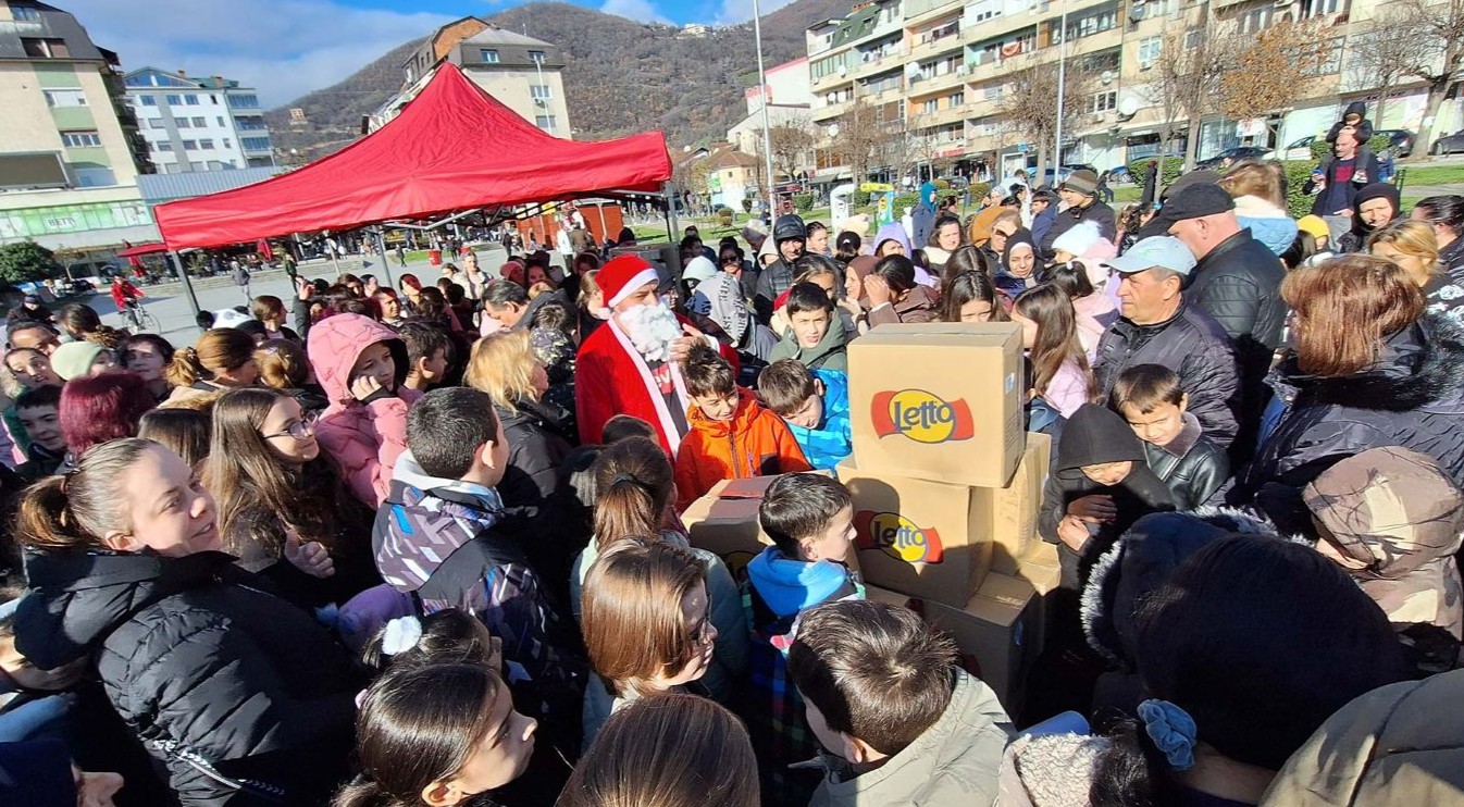 АНОНИМЕН ДОНАТОР ДОДЕЛИ ИЛЈАДА НОВОГОДИШНИ ПАКЕТЧИЊА НА ДЕЦАТА ОД ТЕТОВО