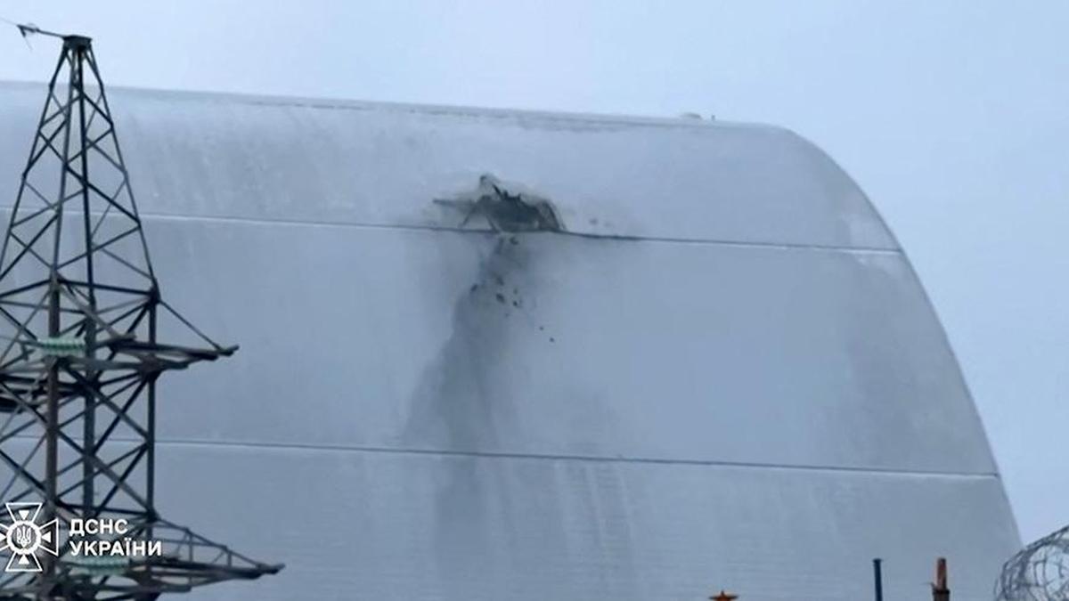 ОД ДРОН Е ОШТЕТЕН ЗАШТИТНИОТ ШТИТ ЗА РАДИЈАЦИЈА НА НУКЛЕАРКАТА ВО ЧЕРНОБИЛ, ВЕЛИ НАДЗОРОТ ОД ОБЕДИНЕТИТЕ НАЦИИ