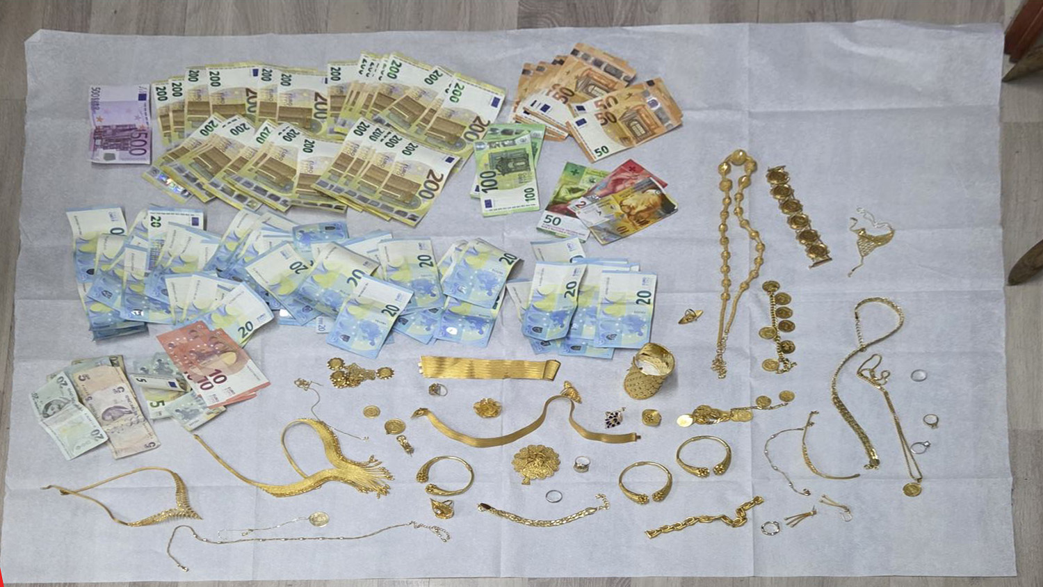 КРАДЦИ ВЛЕГЛЕ ВО КУЌА НА ГОСТИВАРЕЦ И МУ УКРАЛЕ ПАРИ И ЗЛАТЕН НАКИТ ВО ВРЕДНОСТ ОД 65.000 ЕВРА, ТРОЈЦА ПРИВЕДЕНИ КРАДЦИ ВЛЕГЛЕ ВО КУЌА НА ГОСТИВАРЕЦ И МУ УКРАЛЕ ПАРИ И ЗЛАТЕН НАКИТ ВО ВРЕДНОСТ ОД 65.000 ЕВРА, ТРОЈЦА ПРИВЕДЕНИ