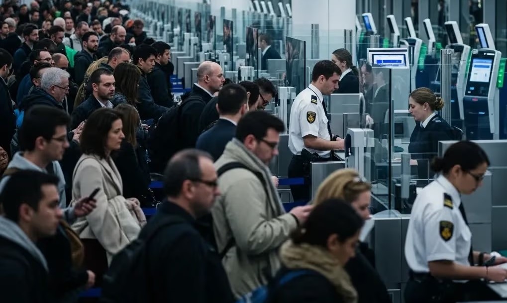 ПАТНИЦИТЕ ЧЕКААТ ОД 3 ДО 6 ЧАСА НА АЕРОДРОМОТ ВО ЛИСАБОН ПОРАДИ НОВИОТ СИСТЕМ ЗА ВЛЕЗ И ИЗЛЕЗ ОД ЕУ ПАТНИЦИТЕ ЧЕКААТ ОД 3 ДО 6 ЧАСА НА АЕРОДРОМОТ ВО ЛИСАБОН ПОРАДИ НОВИОТ СИСТЕМ ЗА ВЛЕЗ И ИЗЛЕЗ ОД ЕУ