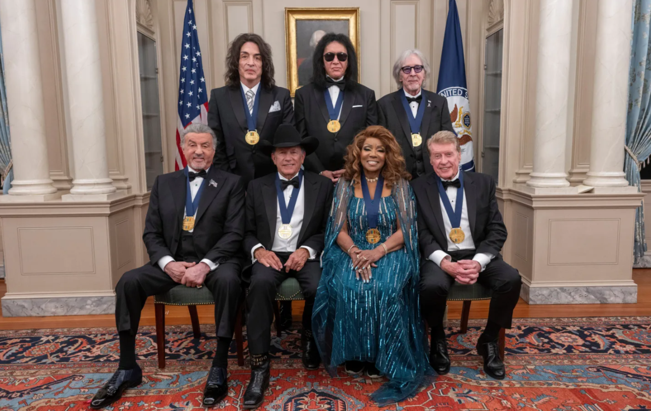 СТАЛОНЕ, „КИС“ И ГЛОРИЈА ГЕЈНОР СЕ МЕЃУ НАГРАДЕНИТЕ ЗА ЖИВОТНО ДЕЛО ОД ЦЕНТАРОТ „КЕНЕДИ“, ТРАМП ЌЕ ЈА ВОДИ СВЕЧЕНОСТА