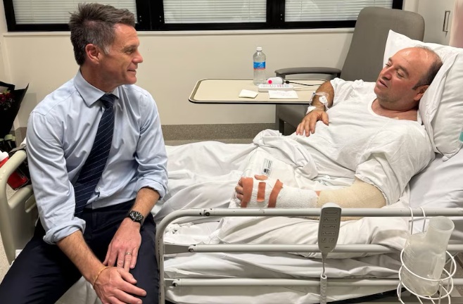 ПИЉАРОТ АХМЕД КОЈ СОВЛАДА ЕДЕН ОД НАПАЃАЧИТЕ ВО СИДНЕЈ ЗАКРЕПНУВА ВО БОЛНИЦА, ЗА 24 ЧАСА ДОНИРАНИ НАД 740.000 ДОЛАРИ ЗА НЕГО ПИЉАРОТ АХМЕД КОЈ СОВЛАДА ЕДЕН ОД НАПАЃАЧИТЕ ВО СИДНЕЈ ЗАКРЕПНУВА ВО БОЛНИЦА, ЗА 24 ЧАСА ДОНИРАНИ НАД 740.000 ДОЛАРИ ЗА НЕГО