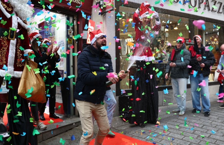 СЕЛО ВО ШПАНИЈА КОЕ ИЗГОРЕ ВО ПОЖАР ОСВОИ 468 МИЛИОНИ ЕВРА НА БОЖИЌНА ЛОТАРИЈА