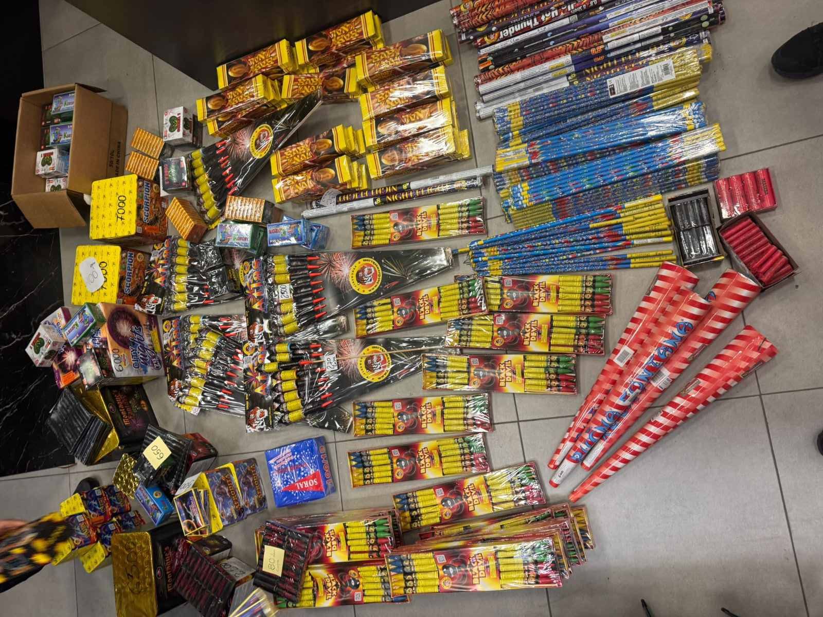 ПОЛИЦИЈАТА ЗАПЛЕНИ 14.500 ПАРЧИЊА ПЕТАРДИ, ПИРОТЕХНИКА, НОЖЕВИ И МЕТАЛНИ БОКСИРАЧИ ВО ТЕТОВО И ГОСТИВАР 