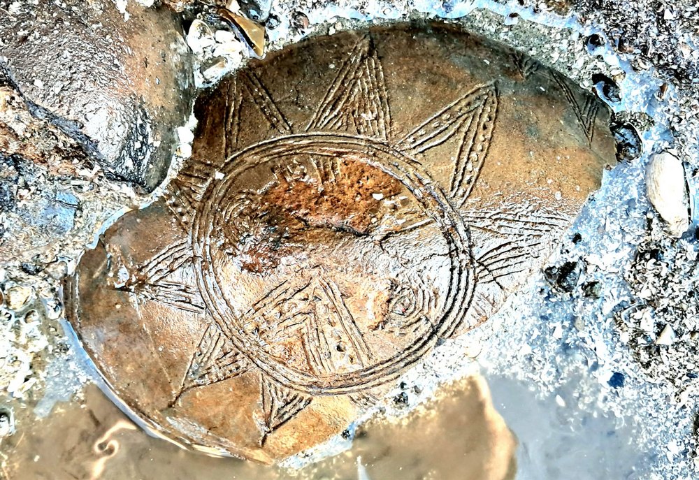 ВО НАКОЛНАТА НАСЕЛБА ВО ДОЈРАН ОТКРИЕН УНИКАТЕН ПРАИСТОРИСКИ САД ДЕКОРИРАН СО СОНЦЕ