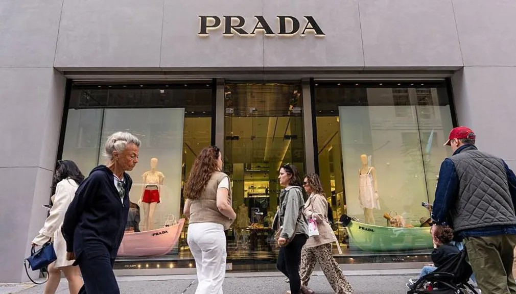 „ПРАДА“ ГО КУПИ „ВЕРСАЧЕ“ ЗА 1,38 МИЛИЈАРДИ ЕВРА „ПРАДА“ ГО КУПИ „ВЕРСАЧЕ“ ЗА 1,38 МИЛИЈАРДИ ЕВРА