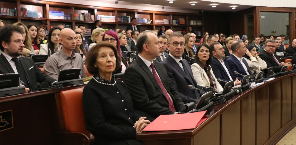 ПРАТЕНИЧКАТА ИВАНКА ВАСИЛЕВСКА ОД ВМРО-ДПМНЕ ГО ОБВИНИ АПАСИЕВ ДЕКА КОПА ПО РАНИТЕ НА РОДИТЕЛИТЕ НА ЗАГИНАТИТЕ ДЕЦА ОД КОЧАНИ, ТИЕ Ѝ ГО СВРТЕА ГРБОТ ПРАТЕНИЧКАТА ИВАНКА ВАСИЛЕВСКА ОД ВМРО-ДПМНЕ ГО ОБВИНИ АПАСИЕВ ДЕКА КОПА ПО РАНИТЕ НА РОДИТЕЛИТЕ НА ЗАГИНАТИТЕ ДЕЦА ОД КОЧАНИ, ТИЕ Ѝ ГО СВРТЕА ГРБОТ