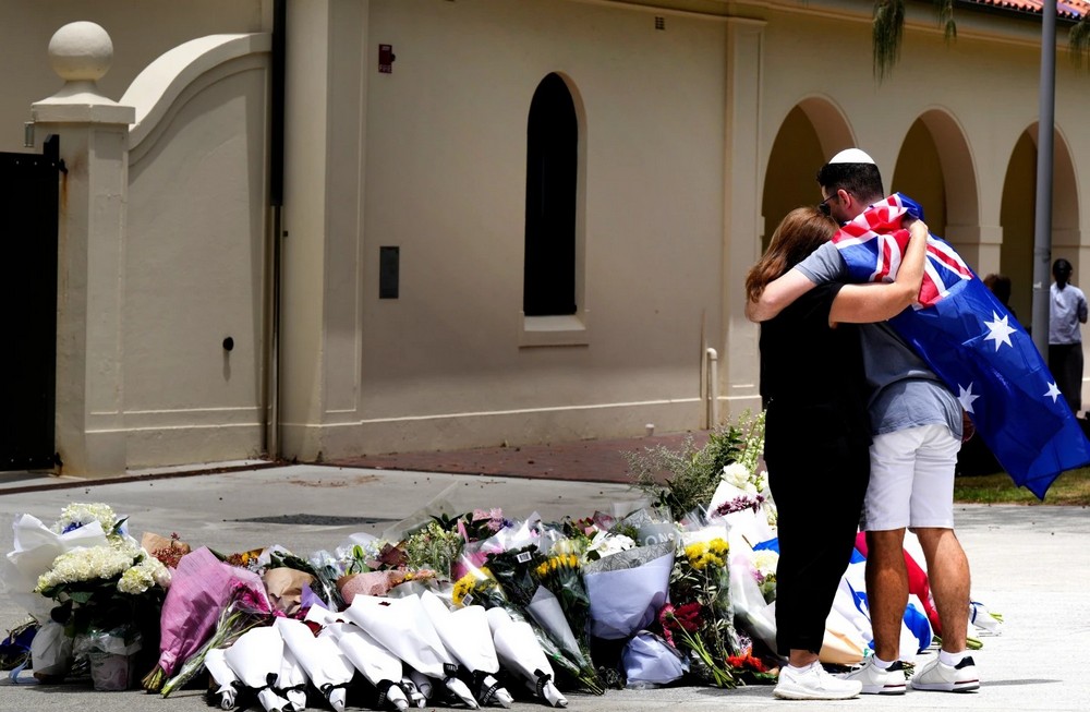 ТАТКО И СИН СЕ УБИЈЦИТЕ НА 15 ЛУЃЕ ВО  АНТИСЕМИТСКИОТ НАПАД НА ПЛАЖАТА БОНДИ ВО СИДНЕЈ