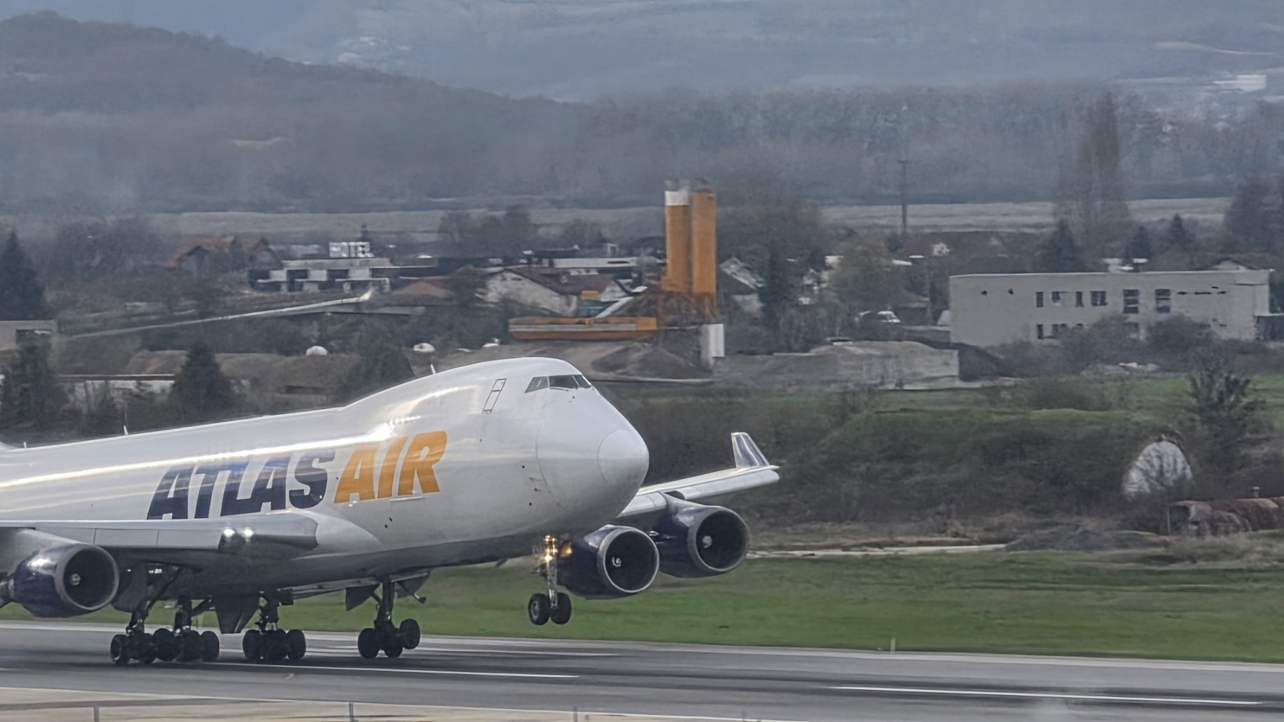 АМЕРИКАНСКИ ЏАМБО АВИОН „БОИНГ 747“ СЛЕТА НА СКОПСКИОТ АЕРОДРОМ АМЕРИКАНСКИ ЏАМБО АВИОН „БОИНГ 747“ СЛЕТА НА СКОПСКИОТ АЕРОДРОМ