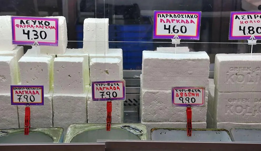 ГРЦИЈА СТРАВУВА ОД НЕДОСТИГ НА ФЕТА СИРЕЊЕ ПОРАДИ УНИШТУВАЊЕТО НА СТОТИЦИ ИЛЈАДИ ЗАРАЗЕНИ ОВЦИ И КОЗИ ГРЦИЈА СТРАВУВА ОД НЕДОСТИГ НА ФЕТА СИРЕЊЕ ПОРАДИ УНИШТУВАЊЕТО НА СТОТИЦИ ИЛЈАДИ ЗАРАЗЕНИ ОВЦИ И КОЗИ