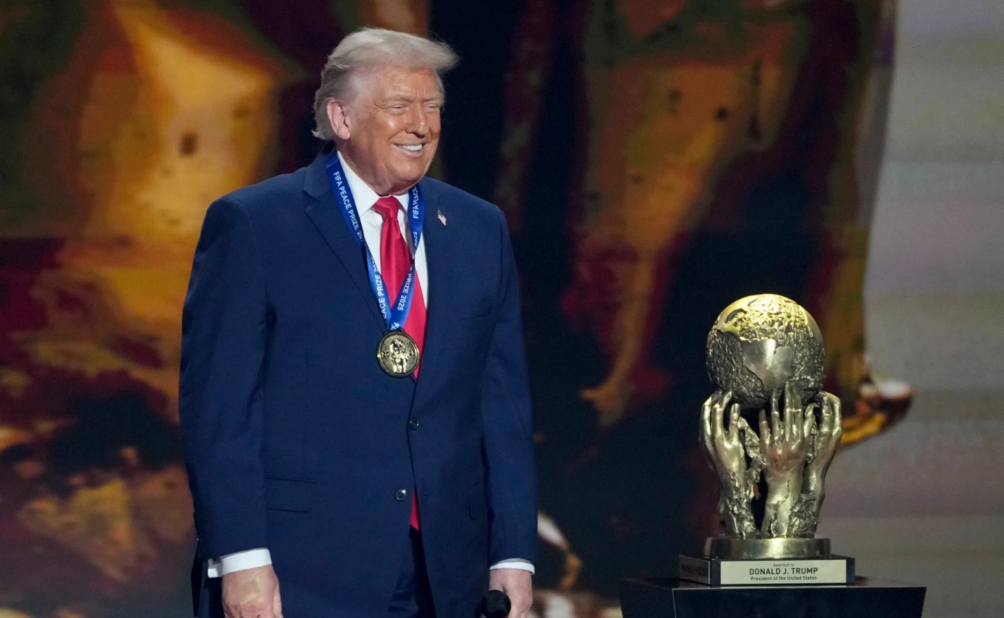 ТРАМП Е ПРВИОТ ДОБИТНИК НА НАГРАДАТА ЗА МИР НА ФИФА