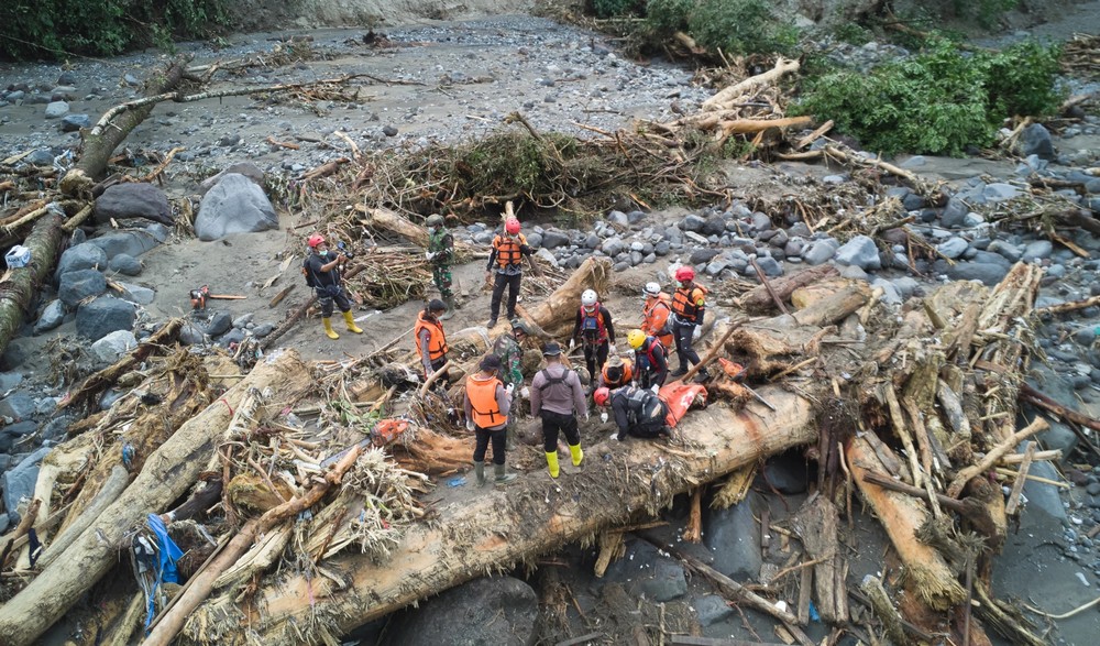 ПОВЕЌЕ ОД 1.000 МРТВИ ВО ПОПЛАВИТЕ ВО ИНДОНЕЗИЈА, ТАЈЛАНД И ШРИ ЛАНКА, СТОТИЦИ СЕ ИСЧЕЗНАТИ ПОВЕЌЕ ОД 1.000 МРТВИ ВО ПОПЛАВИТЕ ВО ИНДОНЕЗИЈА, ТАЈЛАНД И ШРИ ЛАНКА, СТОТИЦИ СЕ ИСЧЕЗНАТИ