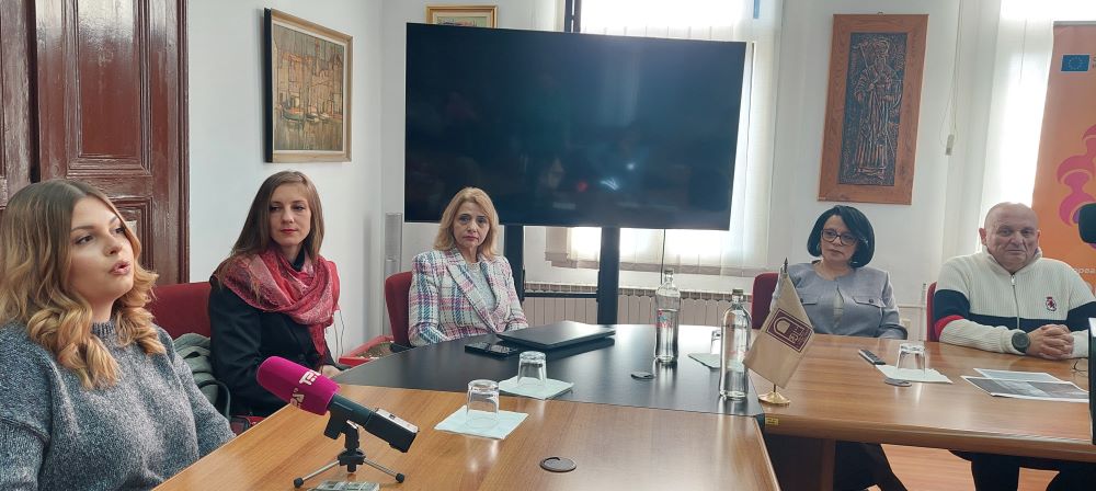 СО УМЕТНИЧКИ ПЕРФОРМАНС НА УЧЕНИЦИ ОД БИТОЛСКАТА ГОРНА ГИМНАЗИЈА ЗАВРШУВА ДРЖАВНАТА ПРОГРАМА ЗА 80-ГОДИНИ ОД КОДИФИКАЦИЈАТА НА МАКЕДОНСКИОТ ЈАЗИК СО УМЕТНИЧКИ ПЕРФОРМАНС НА УЧЕНИЦИ ОД БИТОЛСКАТА ГОРНА ГИМНАЗИЈА ЗАВРШУВА ДРЖАВНАТА ПРОГРАМА ЗА 80-ГОДИНИ ОД КОДИФИКАЦИЈАТА НА МАКЕДОНСКИОТ ЈАЗИК