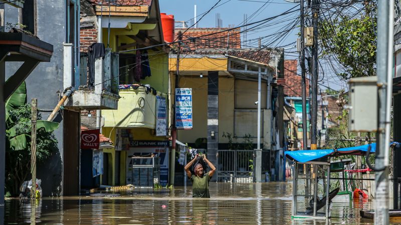 СКОРО 1.000 ЗАГИНАТИ И МИЛИОН РАСЕЛЕНИ ВО ПОПЛАВИТЕ ВО ИНДОНЕЗИЈА