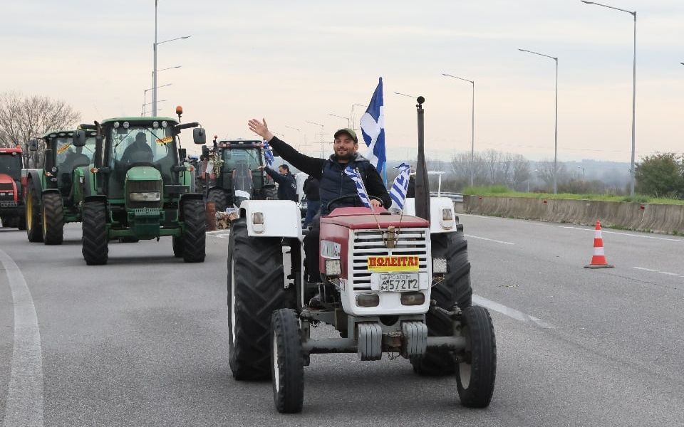 ГРЧКИТЕ ЗЕМЈОДЕЛЦИ ГИ ШИРАТ ПРОТЕСТИТЕ И НАЈАВУВААТ ЗАОСТРУВАЊЕ НА БЛОКАДИТЕ КОН МАКЕДОНИЈА И БУГАРИЈА