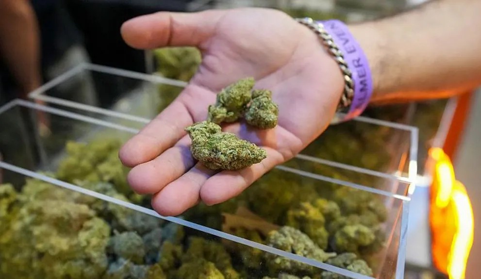 ТРАМП ЌЕ ПОТПИШЕ ИЗВРШНА НАРЕДБА СО КОЈА ЌЕ СЕ ПРОШИРИ ПРИСТАПОТ ДО МАРИХУАНАТА