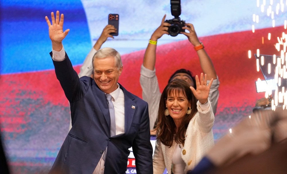 ЧИЛЕ ГО ДОБИ НАЈДЕСНИЧАРСКИОТ ПРЕТСЕДАТЕЛ ВО ПОСЛЕДНИТЕ ДЕЦЕНИИ СО ПОБЕДАТА НА ХОСЕ АНТОНИО КАСТ НА ИЗБОРИТЕ ЧИЛЕ ГО ДОБИ НАЈДЕСНИЧАРСКИОТ ПРЕТСЕДАТЕЛ ВО ПОСЛЕДНИТЕ ДЕЦЕНИИ СО ПОБЕДАТА НА ХОСЕ АНТОНИО КАСТ НА ИЗБОРИТЕ