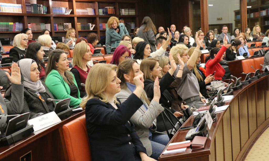 ЗА 5 ГОДИНИ ИМА 33 УБИСТВА ВО СЕМЕЈНО НАСИЛСТВО, НЕМА ДОВОЛНО ЗАСОЛНИШТА ЗА ЖРТВИТЕ, БУЏЕТОТ НЕ ДАВА ПАРИ ЗА ЗАШТИТА, НАСИЛНИЦИТЕ НЕ СЕ ГОНАТ ПО СЛУЖБЕНА ДОЛЖНОСТ, ОТКРИ РЕВИЗОРСКИОТ ИЗВЕШТАЈ ЗА 5 ГОДИНИ ИМА 33 УБИСТВА ВО СЕМЕЈНО НАСИЛСТВО, НЕМА ДОВОЛНО ЗАСОЛНИШТА ЗА ЖРТВИТЕ, БУЏЕТОТ НЕ ДАВА ПАРИ ЗА ЗАШТИТА, НАСИЛНИЦИТЕ НЕ СЕ ГОНАТ ПО СЛУЖБЕНА ДОЛЖНОСТ, ОТКРИ РЕВИЗОРСКИОТ ИЗВЕШТАЈ