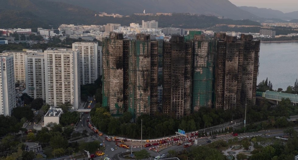 КИНА ГИ ПРЕДУПРЕДИ СТРАНСКИТЕ МЕДИУМИ ДА НЕ ЈА ОЦРНУВААТ ВЛАДАТА ЗА КАТАСТРОФАЛНИОТ ПОЖАР ВО КУЛИТЕ ВО ХОНГКОНГ СО НАД 159 ЖРТВИ