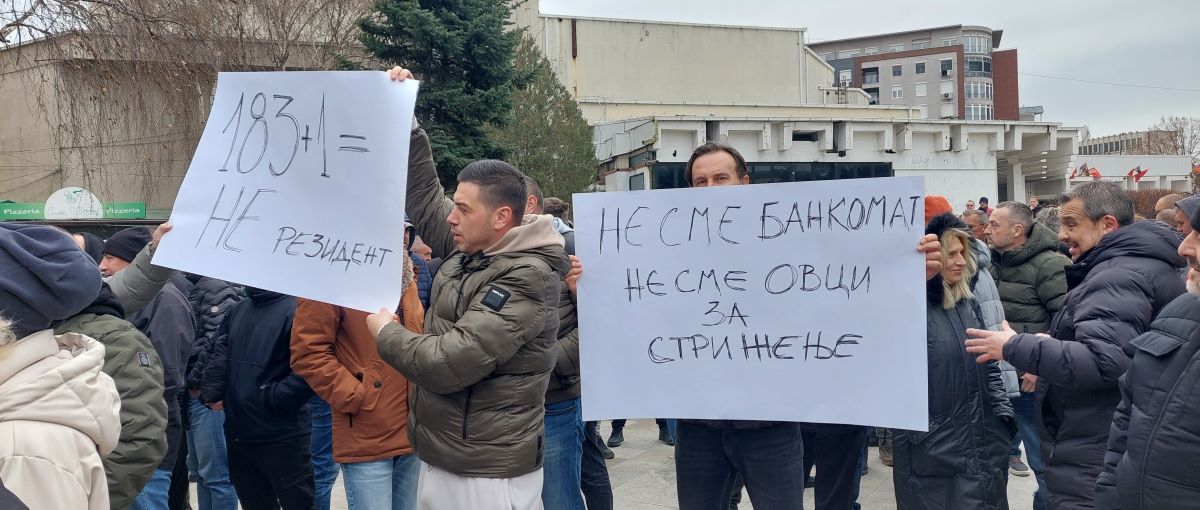 КУМАНОВЦИ КОИ РАБОТЕЛЕ ВО ИРАК И АВГАНИСТАН ПРОТЕСТИРАА ПРЕД УЈП ПОРАДИ ОДАНОЧУВАЊЕ НА ПЛАТИТЕ ЗА 2020