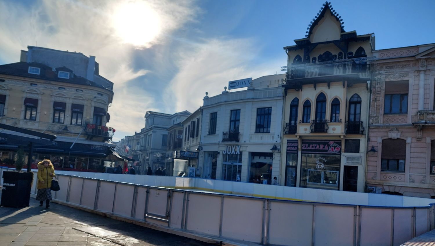 НОВОГОДИШНО ЗИМСКО КИНО НА ОТВОРЕНО НАМЕСТО ЛИЗГАЛИШТЕ НА ПЛОШТАДОТ МАГНОЛИЈА ВО БИТОЛА НОВОГОДИШНО ЗИМСКО КИНО НА ОТВОРЕНО НАМЕСТО ЛИЗГАЛИШТЕ НА ПЛОШТАДОТ МАГНОЛИЈА ВО БИТОЛА