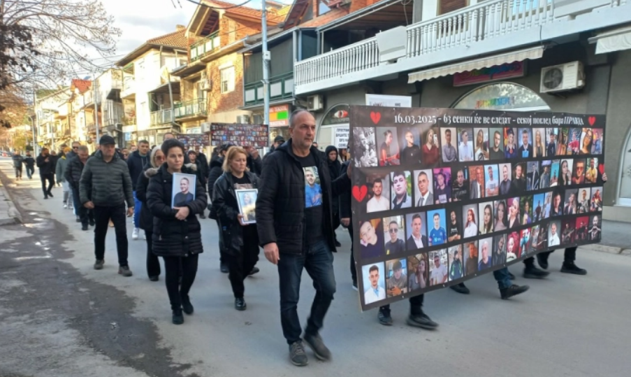 СУДНИЦАТА ЗА „ПУЛС“ НЕ СМЕЕ ДА СТАНЕ СТРУШКИ ВЕЧЕРИ НА ПОЕЗИЈАТА, РЕКОА РОДИТЕЛИТЕ НА ЗАГИНАТИТЕ ВО ПОЖАРОТ НА МАРШОТ ВО КОЧАНИ